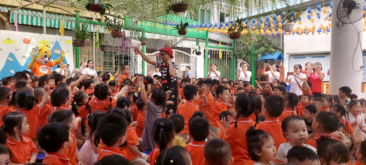 A group of children in an outdoor area

AI-generated content may be incorrect.