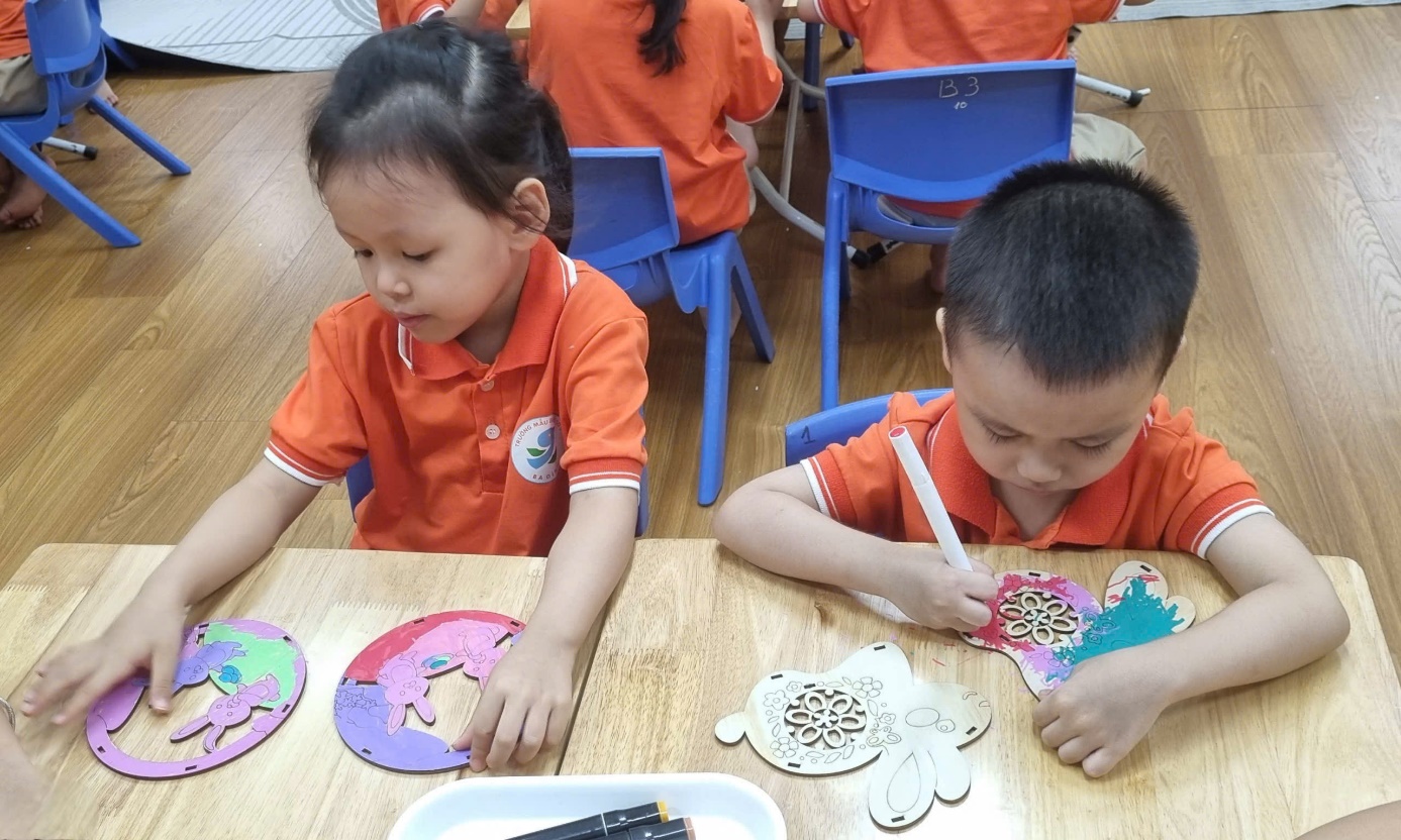 A group of children painting on a table

AI-generated content may be incorrect.