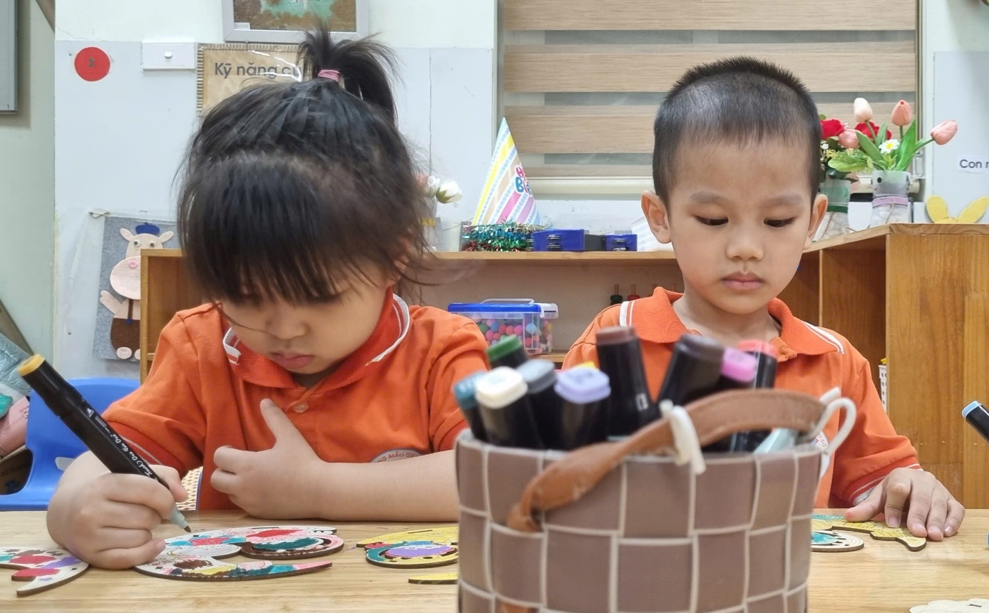 A group of children sitting at a table

AI-generated content may be incorrect.