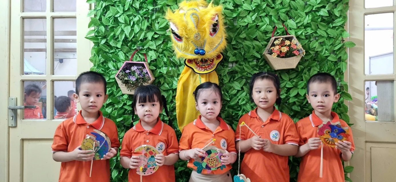 A group of girls standing in front of a green wall

AI-generated content may be incorrect.