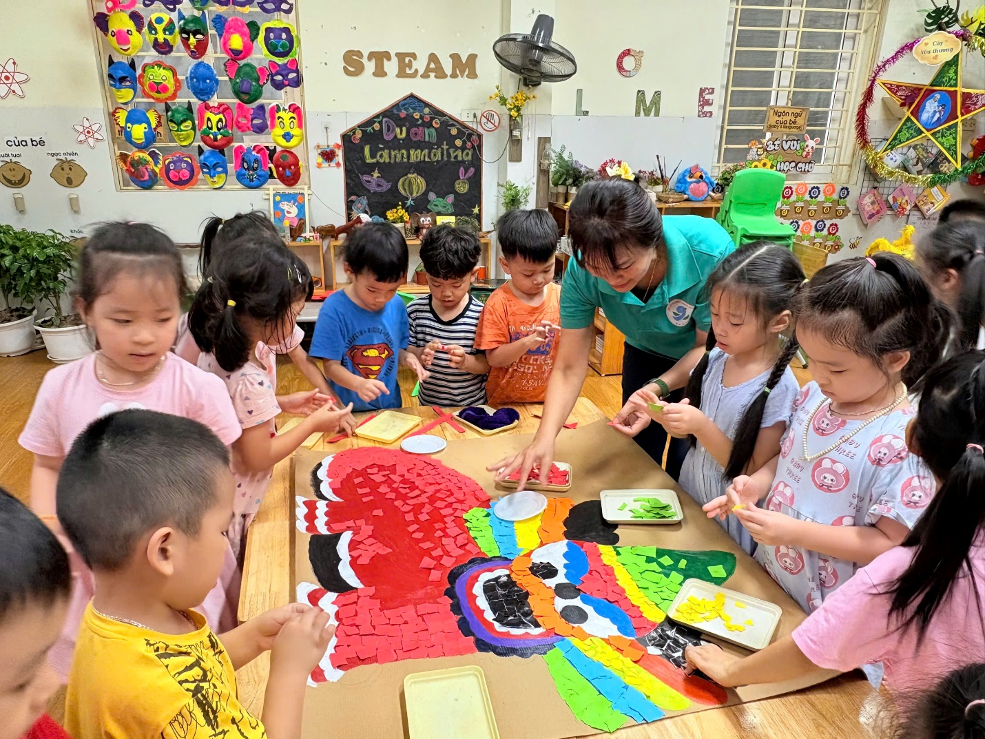 Ảnh có chứa trang phục, cậu bé, người, Mặt người
Mô tả được tạo tự động