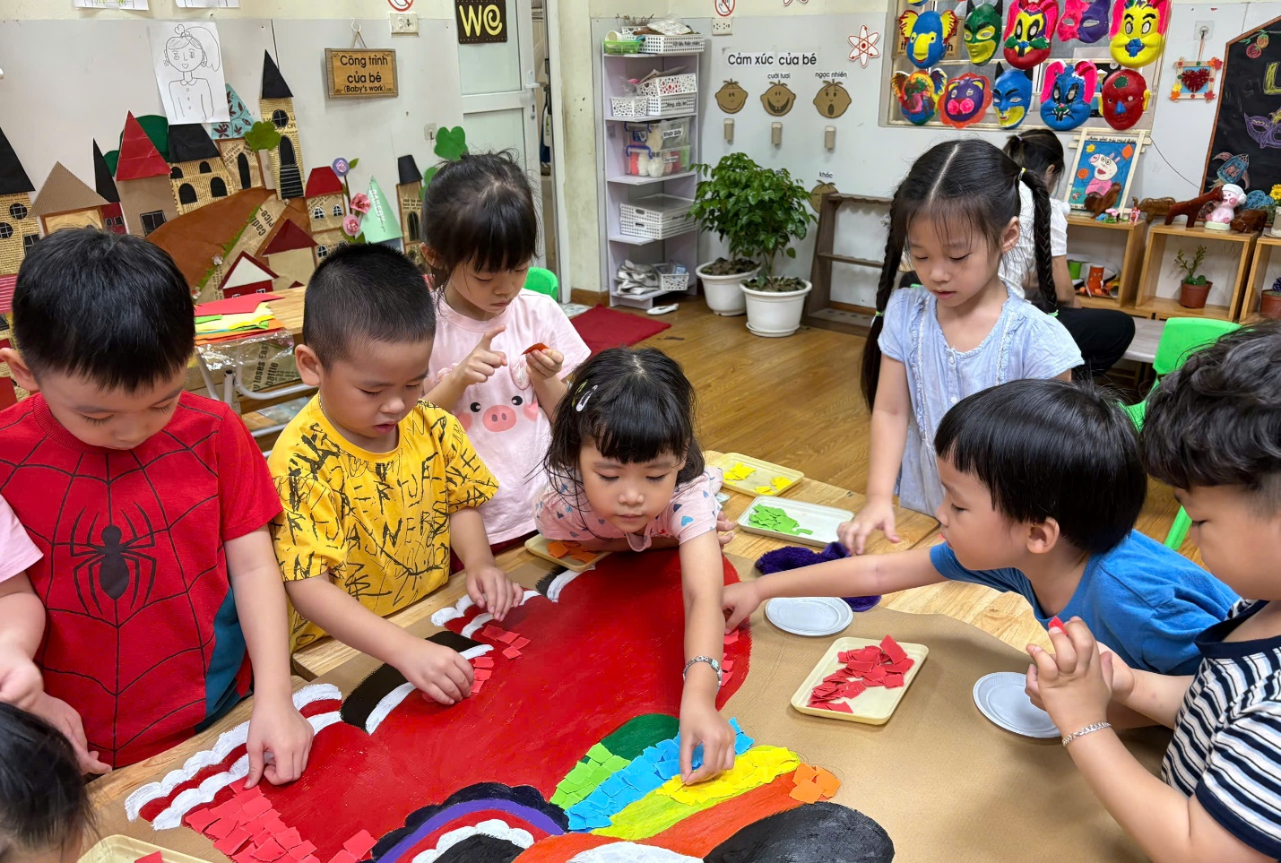 Ảnh có chứa trang phục, người, Mặt người, trong nhà
Mô tả được tạo tự động