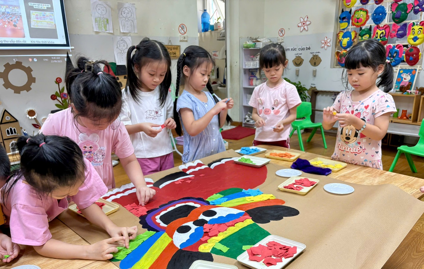 Ảnh có chứa trang phục, Tác phẩm nghệ thuật của trẻ con, trong nhà, người
Mô tả được tạo tự động