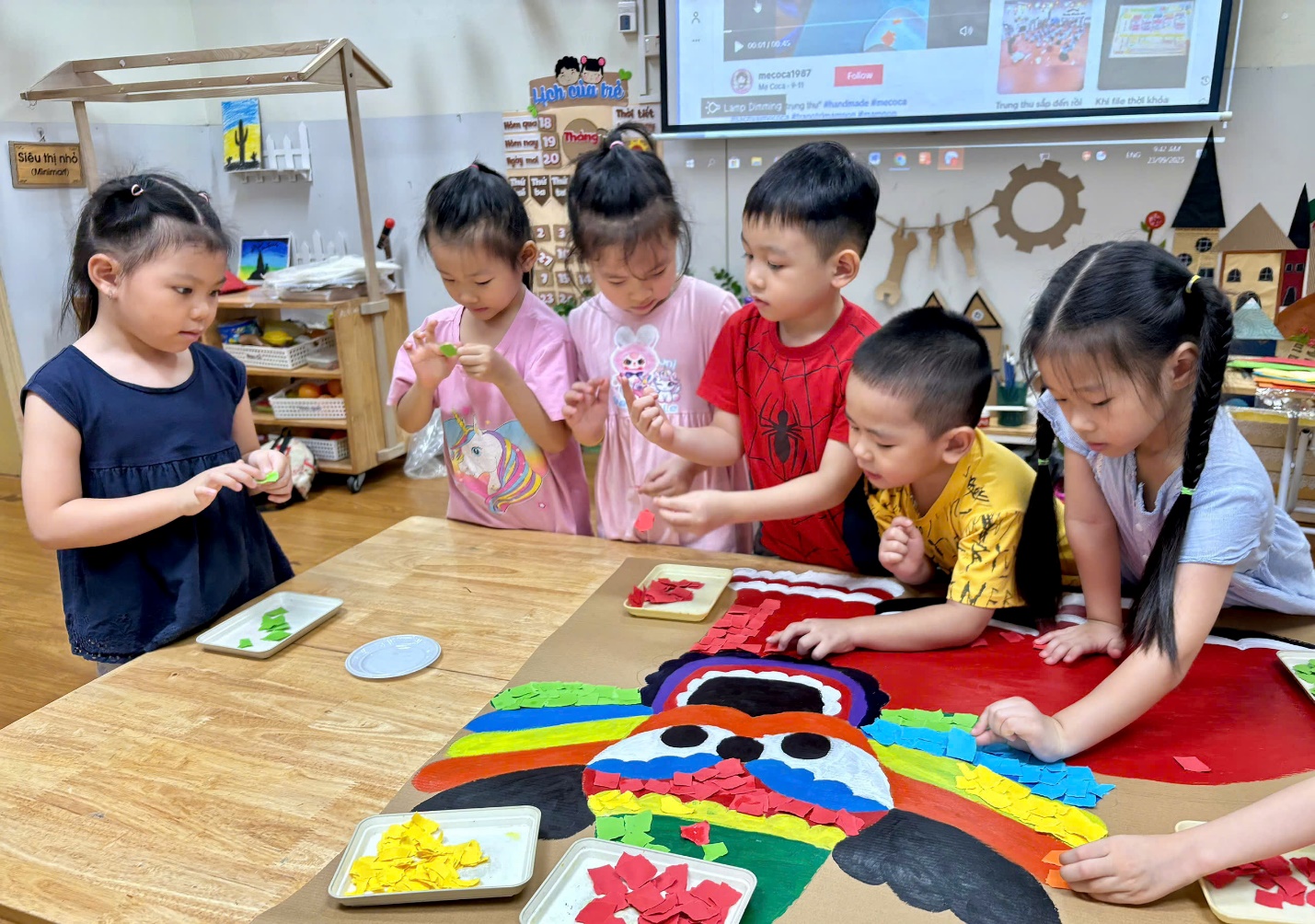 Ảnh có chứa trang phục, người, cậu bé, trong nhà
Mô tả được tạo tự động