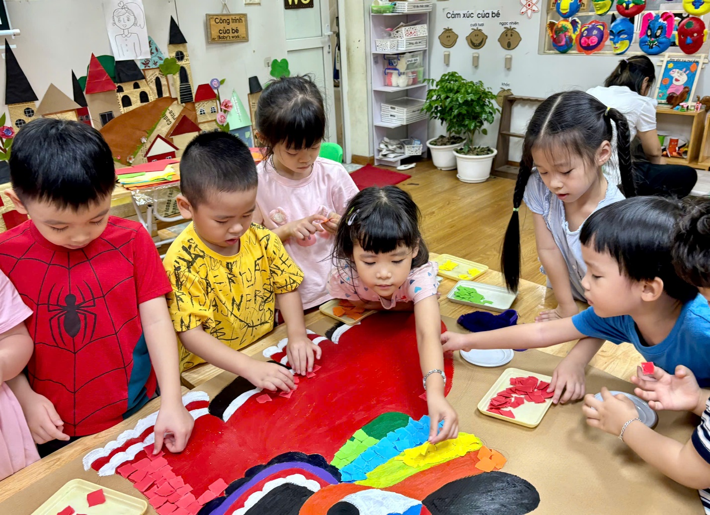 Ảnh có chứa trang phục, cậu bé, người, trẻ tập đi
Mô tả được tạo tự động