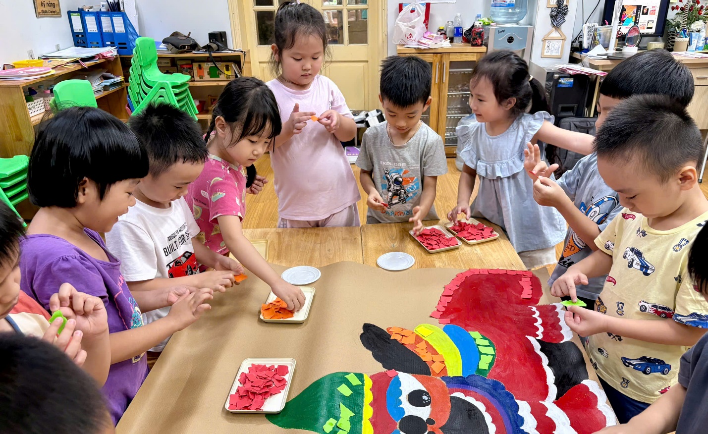 Ảnh có chứa trang phục, người, trẻ tập đi, cô gái
Mô tả được tạo tự động