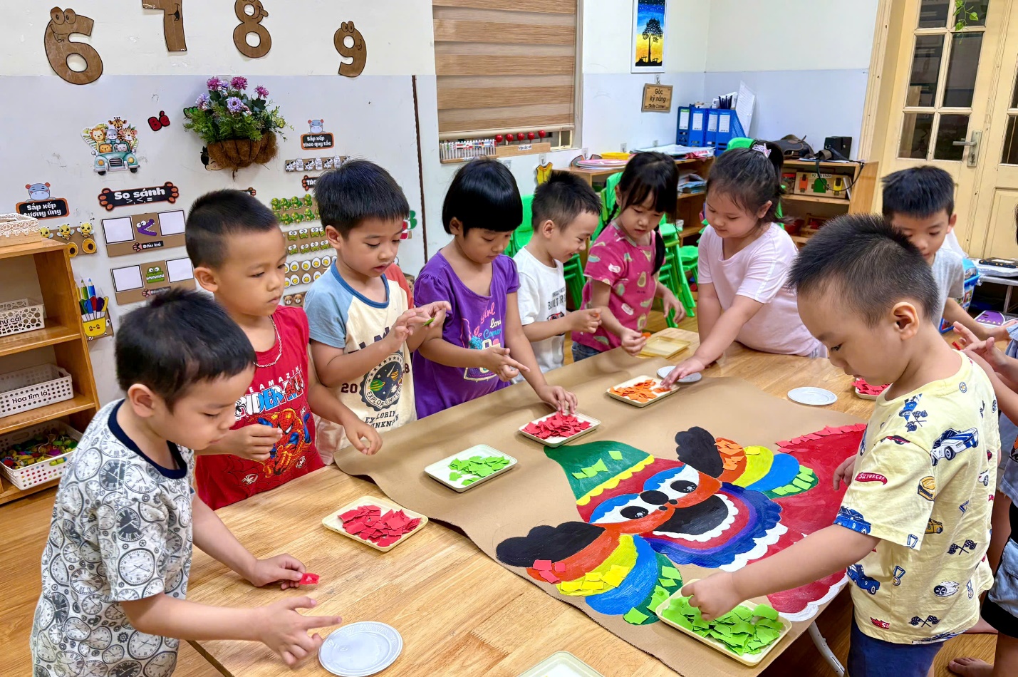 Ảnh có chứa trang phục, cậu bé, người, trẻ tập đi
Mô tả được tạo tự động