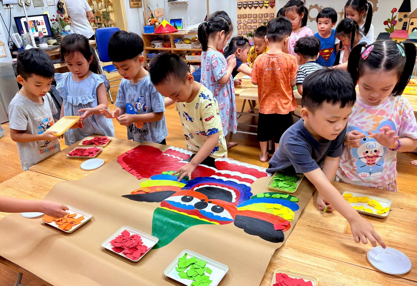 Ảnh có chứa trang phục, người, trẻ tập đi, Tác phẩm nghệ thuật của trẻ con
Mô tả được tạo tự động