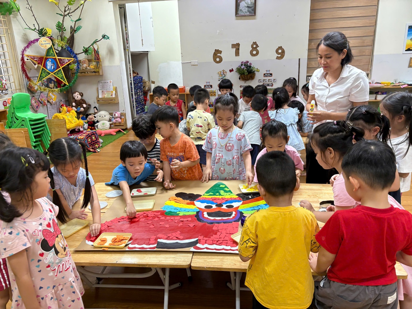 Ảnh có chứa trang phục, người, cậu bé, trong nhà

Mô tả được tạo tự động