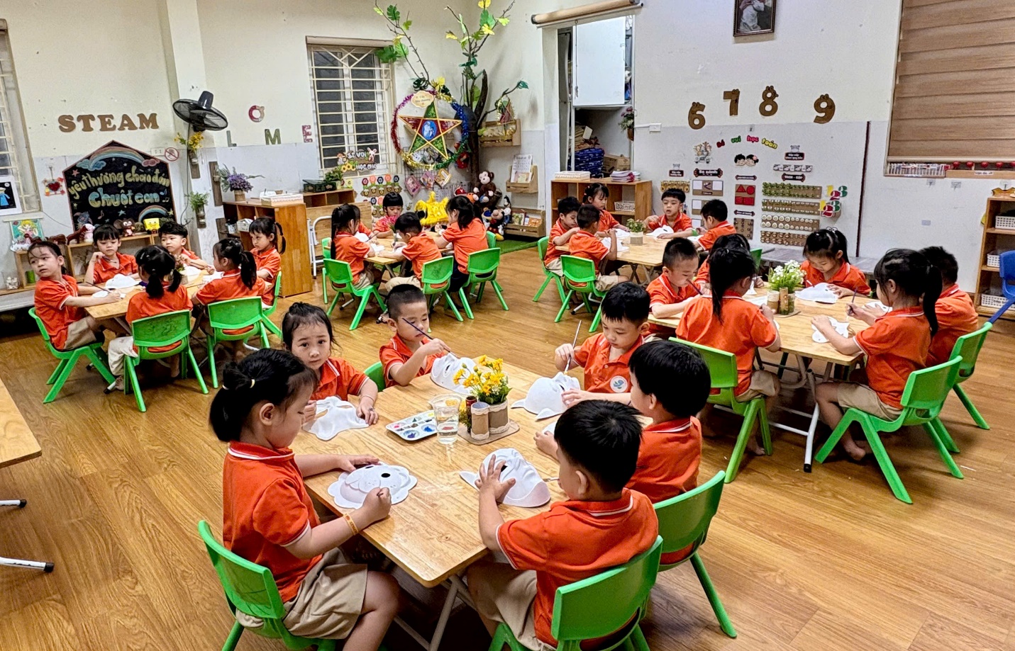 Ảnh có chứa trong nhà, đồ đạc, ghế, bàn
Mô tả được tạo tự động