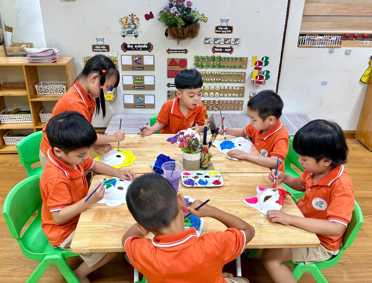 Ảnh có chứa trang phục, cậu bé, người, trường học
Mô tả được tạo tự động