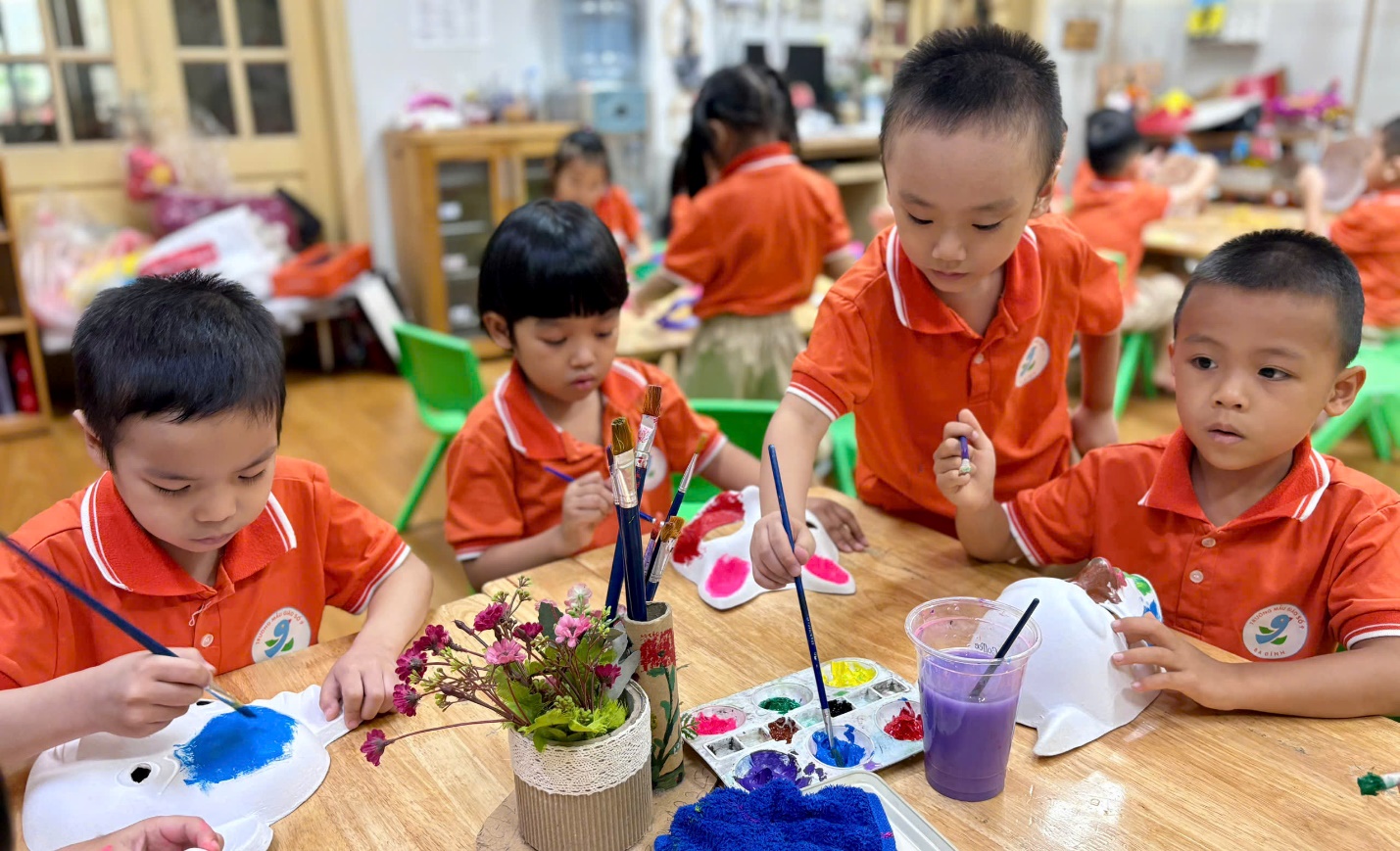 Ảnh có chứa trang phục, người, Mặt người, trẻ tập đi
Mô tả được tạo tự động