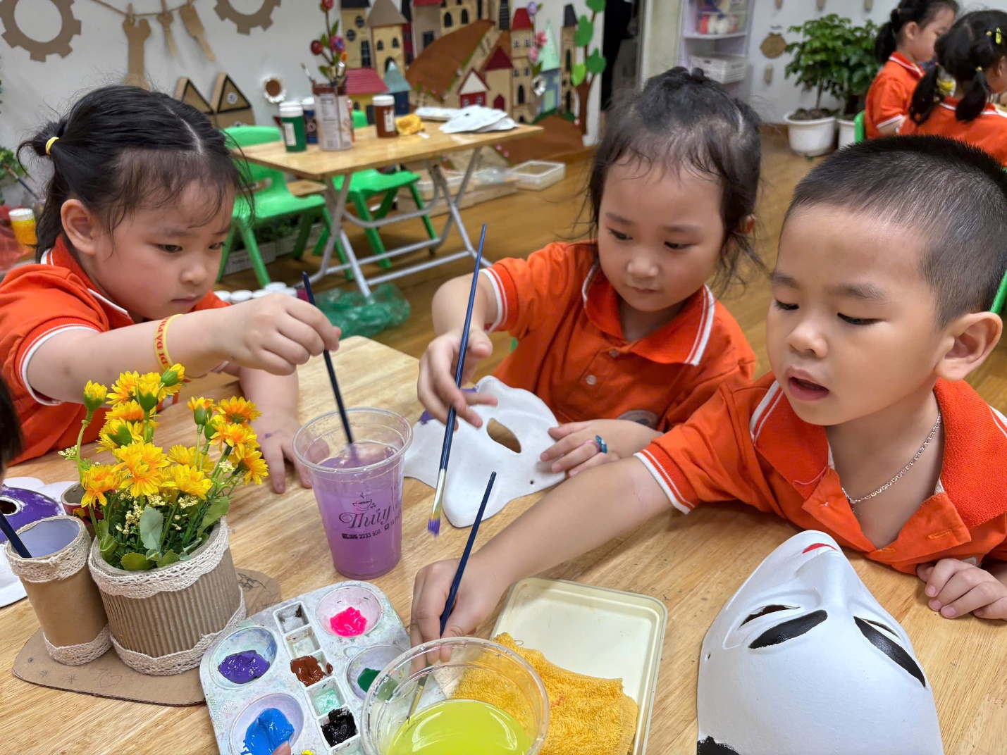 Ảnh có chứa người, trẻ tập đi, trang phục, Mặt người
Mô tả được tạo tự động