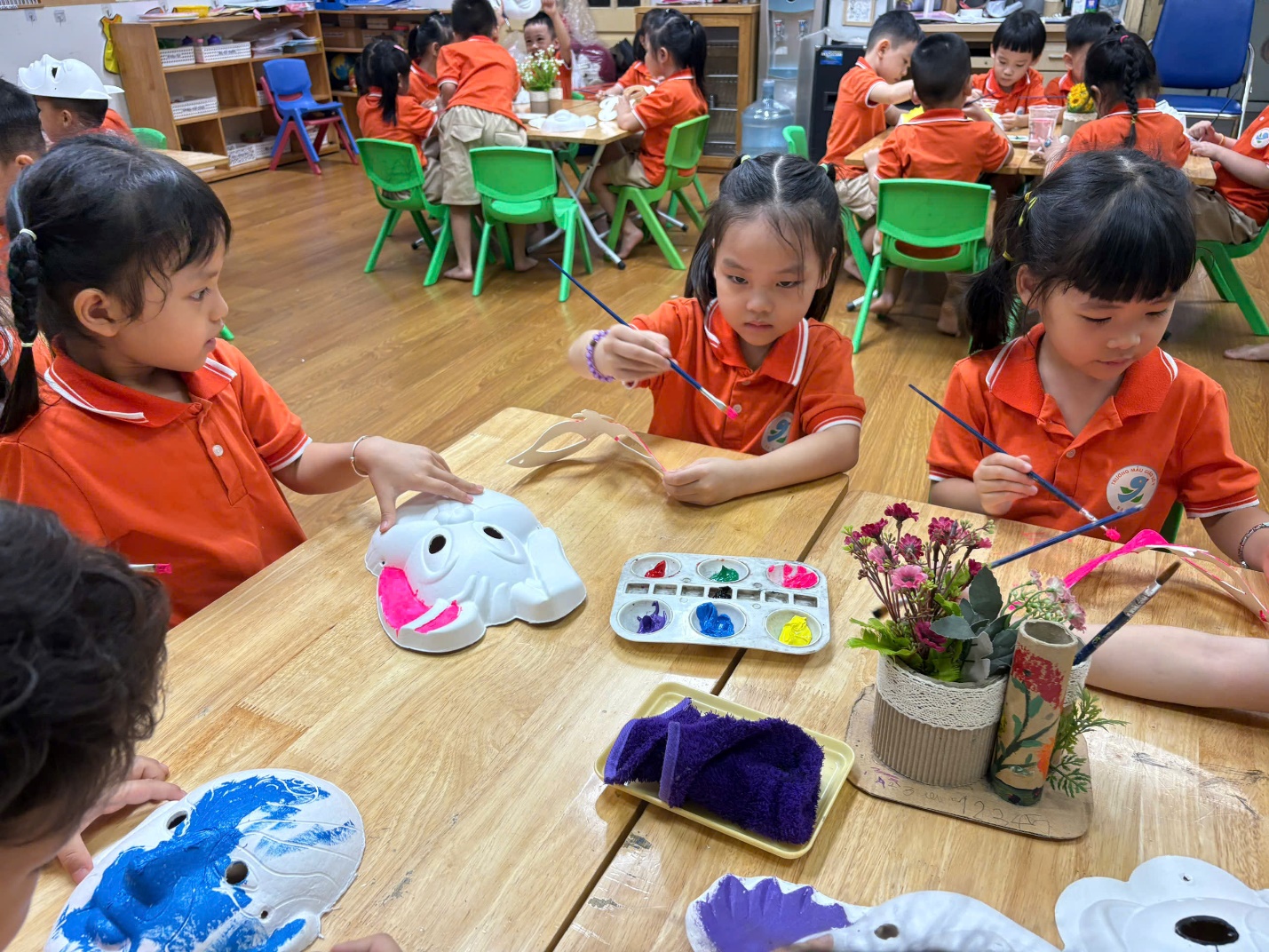 Ảnh có chứa trang phục, bàn, người, cậu bé
Mô tả được tạo tự động