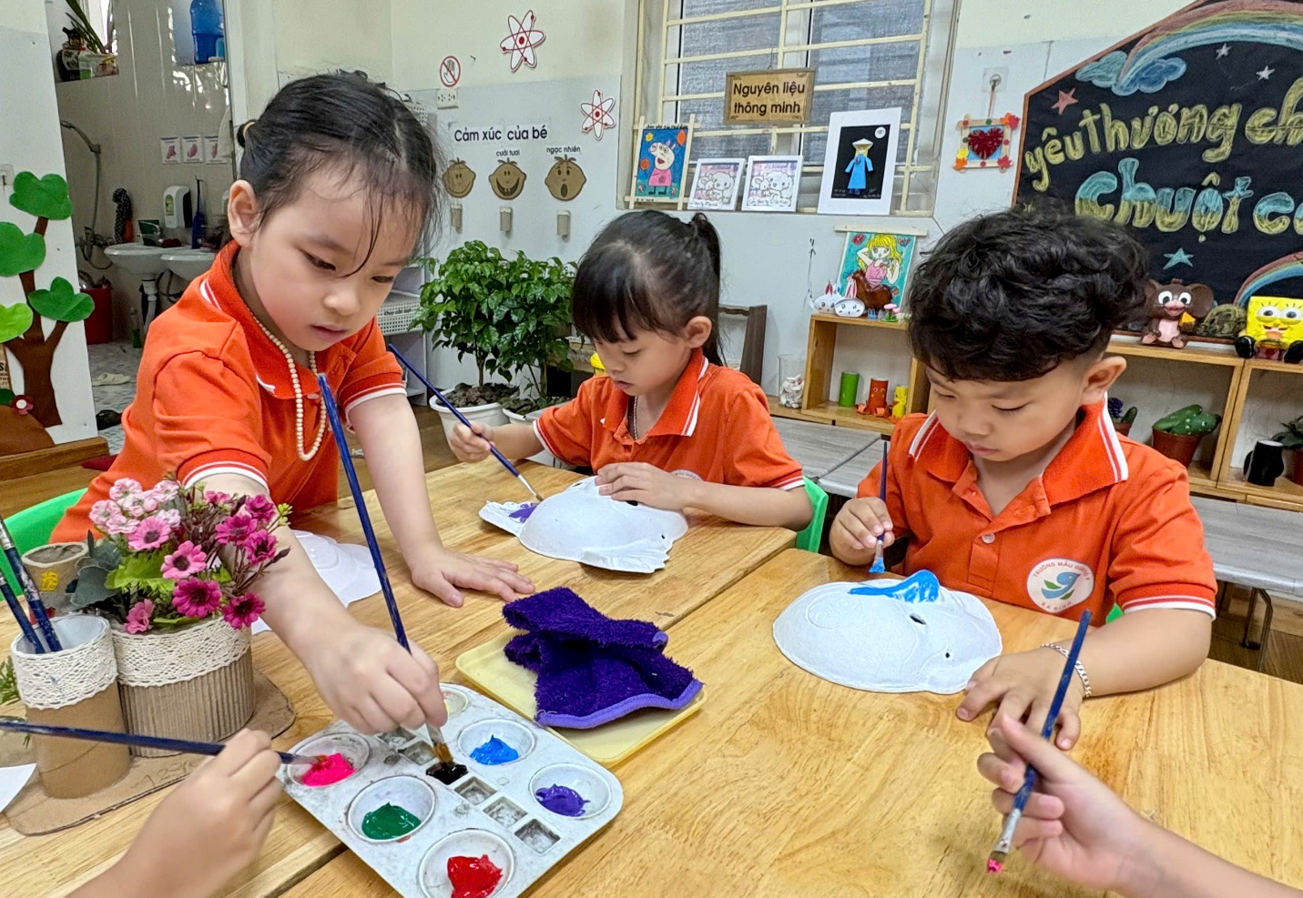 Ảnh có chứa trang phục, người, Tác phẩm nghệ thuật của trẻ con, bàn
Mô tả được tạo tự động