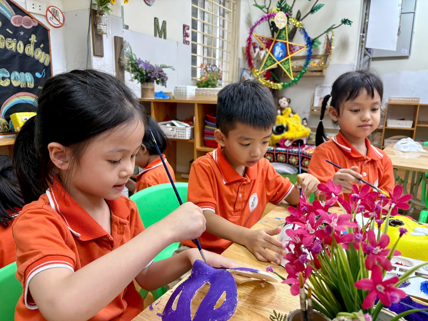 Ảnh có chứa người, trang phục, Mặt người, trong nhà
Mô tả được tạo tự động