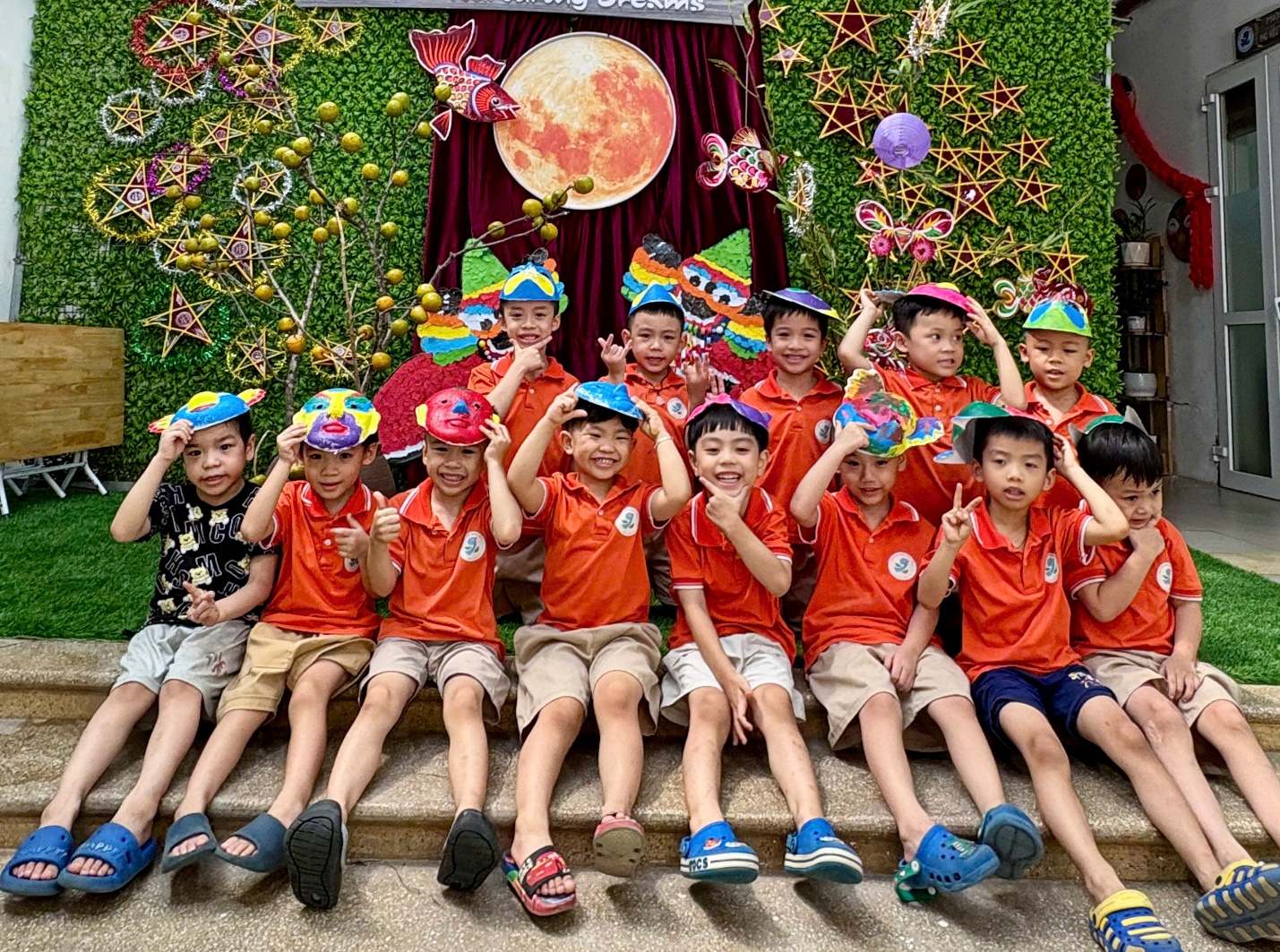 Ảnh có chứa người, trang phục, ngoài trời, cười
Mô tả được tạo tự động