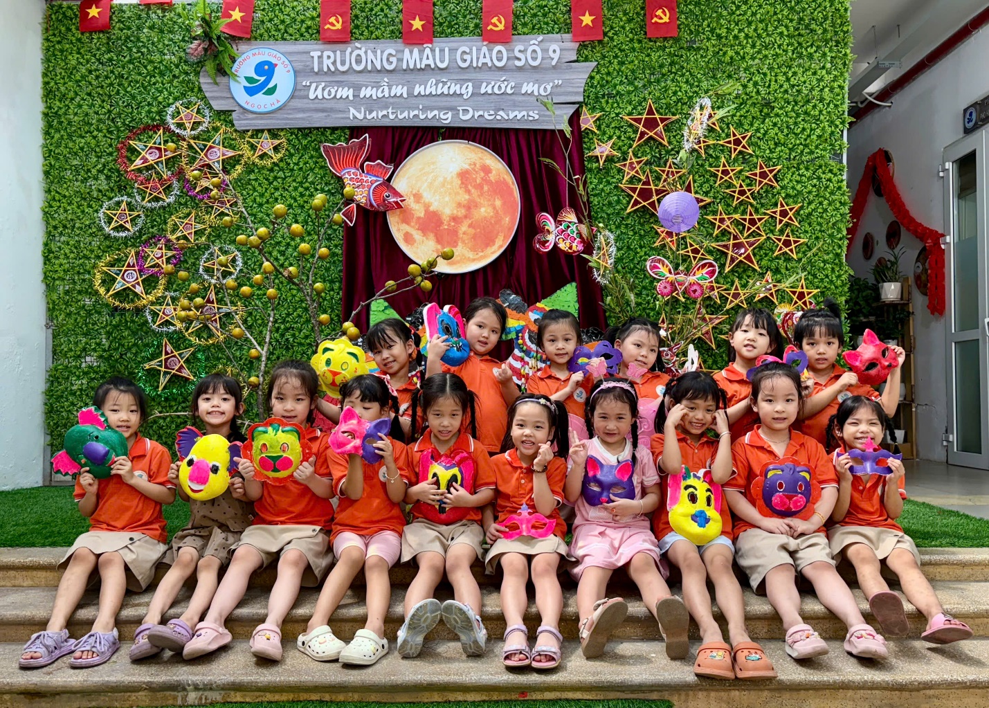 Ảnh có chứa trang phục, người, thực vật, cười
Mô tả được tạo tự động