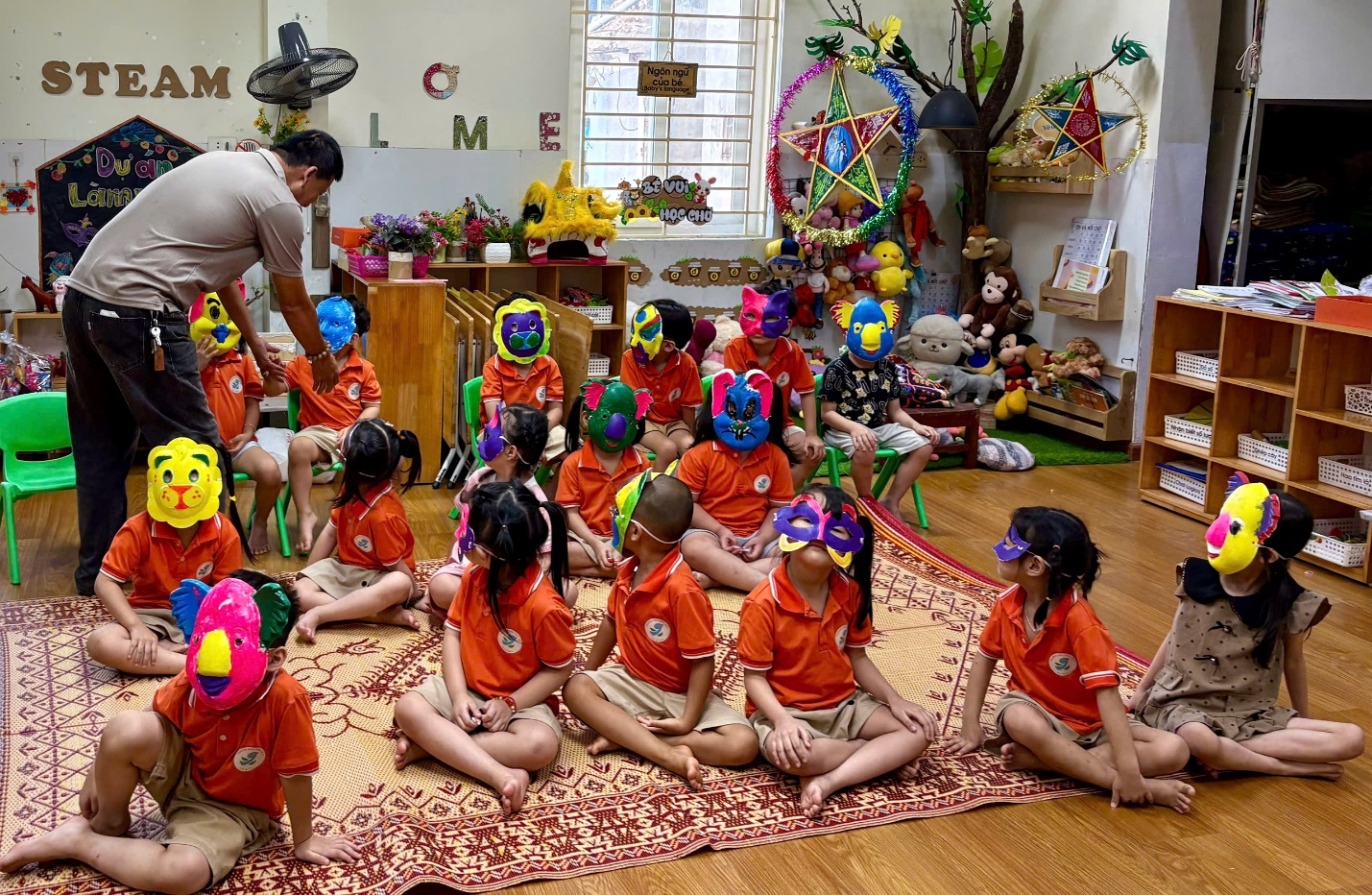 Ảnh có chứa trong nhà, tường, đồ chơi, sàn

Mô tả được tạo tự động