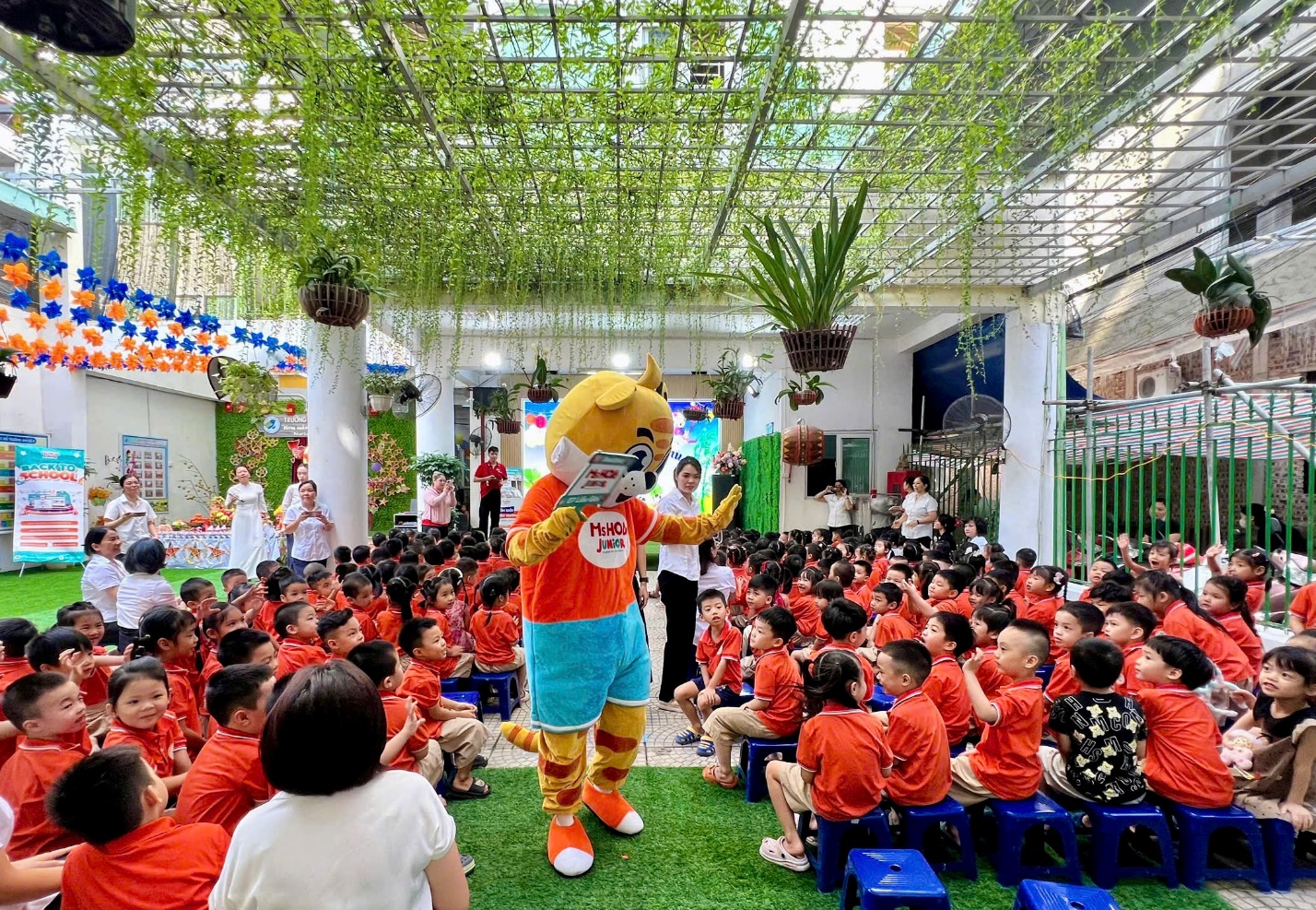 Ảnh có chứa trang phục, người, đàn ông, giày dép
Mô tả được tạo tự động