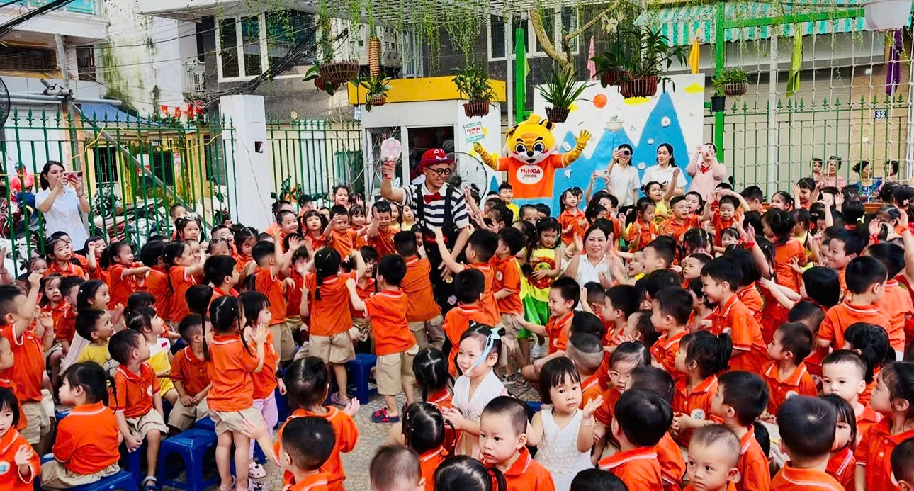 Ảnh có chứa trang phục, người, ngoài trời, nhóm

Mô tả được tạo tự động