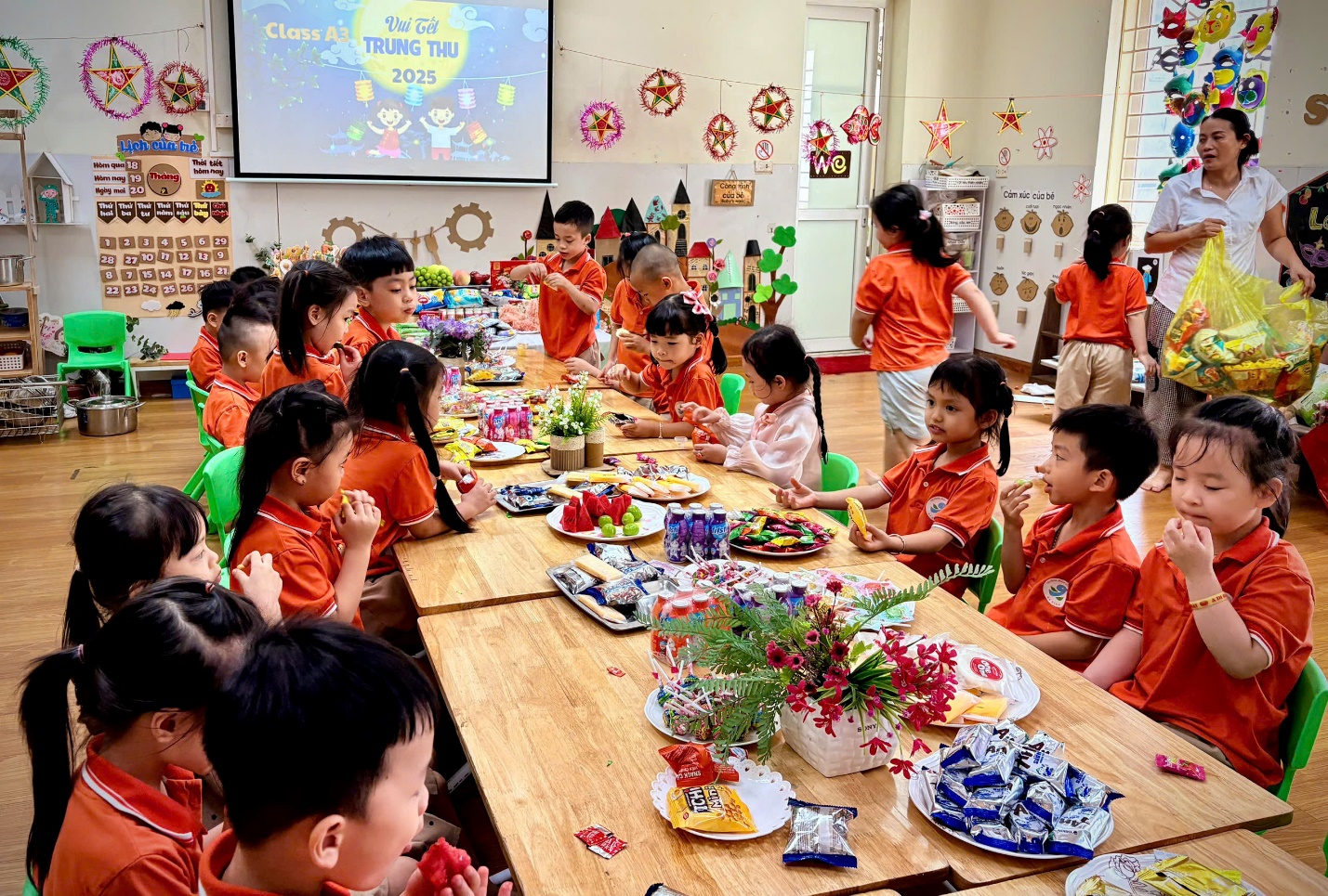 Ảnh có chứa trong nhà, trang phục, bàn, người

Mô tả được tạo tự động