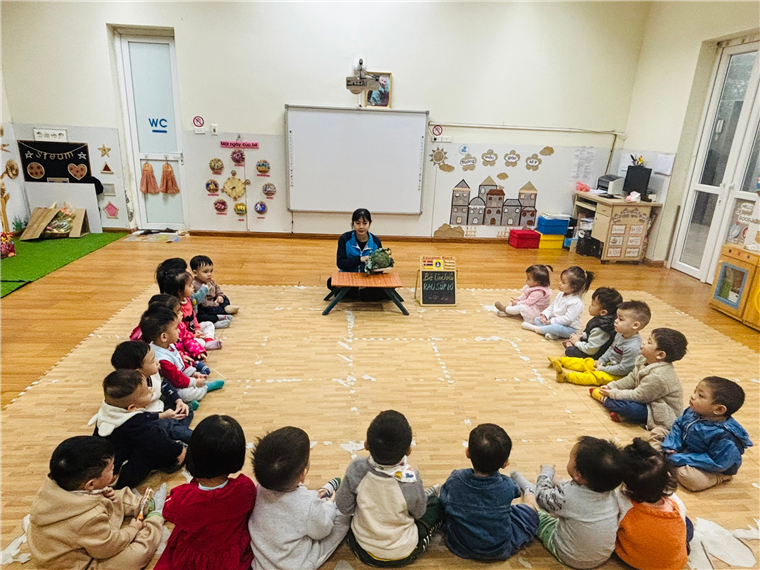 Ảnh có chứa trong nhà, trẻ tập đi, trang phục, trường học

Mô tả được tạo tự động