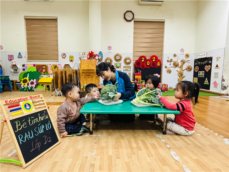 Ảnh có chứa trong nhà, trang phục, trẻ tập đi, cậu bé

Mô tả được tạo tự động