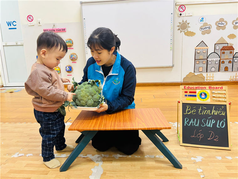 Ảnh có chứa trang phục, văn bản, trẻ tập đi, người

Mô tả được tạo tự động