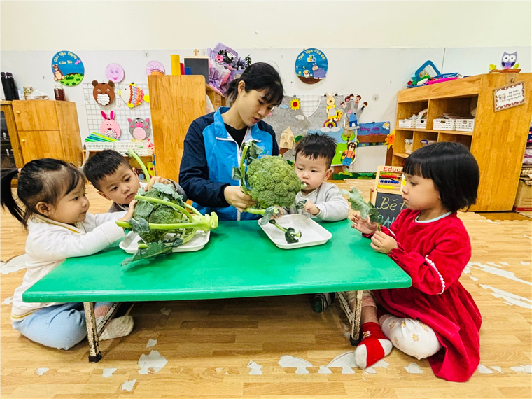 Ảnh có chứa trang phục, bàn, cậu bé, trong nhà

Mô tả được tạo tự động