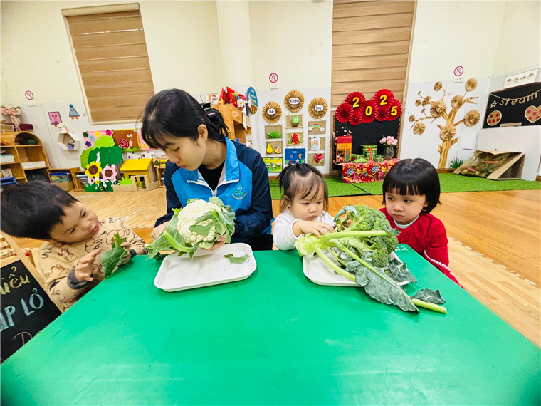 Ảnh có chứa trang phục, bàn, người, cậu bé

Mô tả được tạo tự động