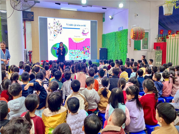 Ảnh có chứa trang phục, người, Mặt người, trong nhà

Mô tả được tạo tự động