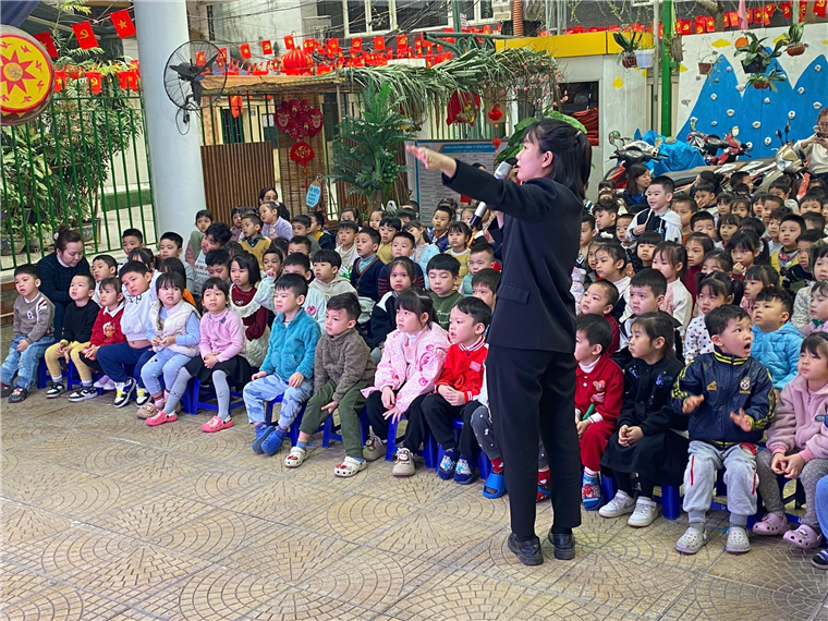 Ảnh có chứa trang phục, người, giày dép, ngoài trời

Mô tả được tạo tự động