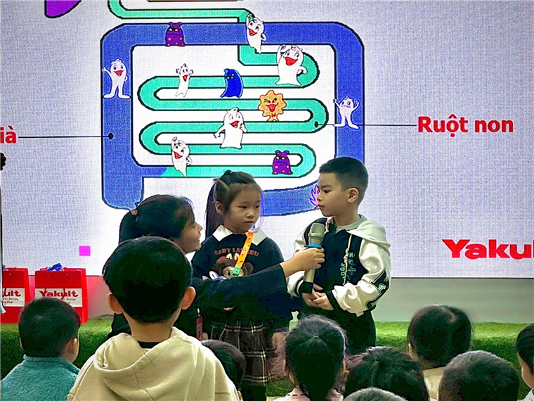 Ảnh có chứa trang phục, văn bản, Mặt người, người

Mô tả được tạo tự động