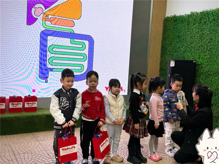 Ảnh có chứa trang phục, giày dép, người, thức uống có ga

Mô tả được tạo tự động