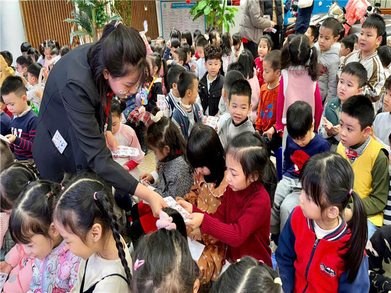 Ảnh có chứa trang phục, người, cậu bé, Mặt người

Mô tả được tạo tự động