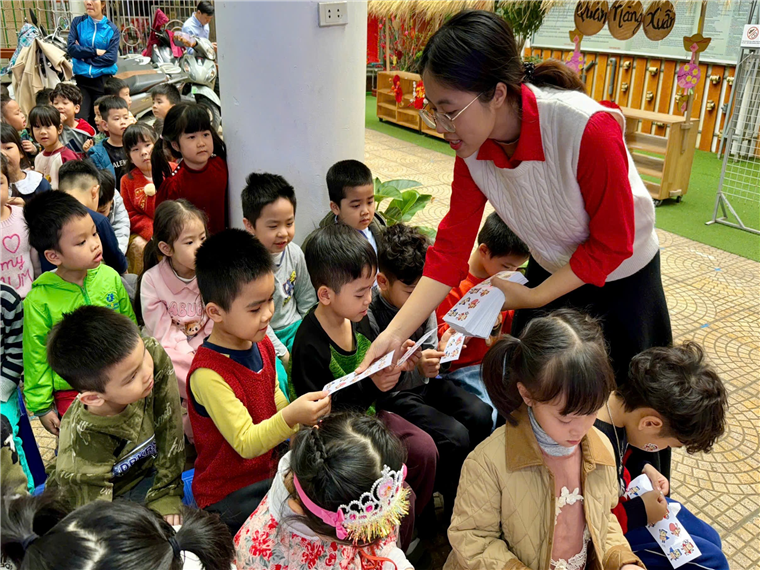 Ảnh có chứa trang phục, Mặt người, người, cậu bé

Mô tả được tạo tự động