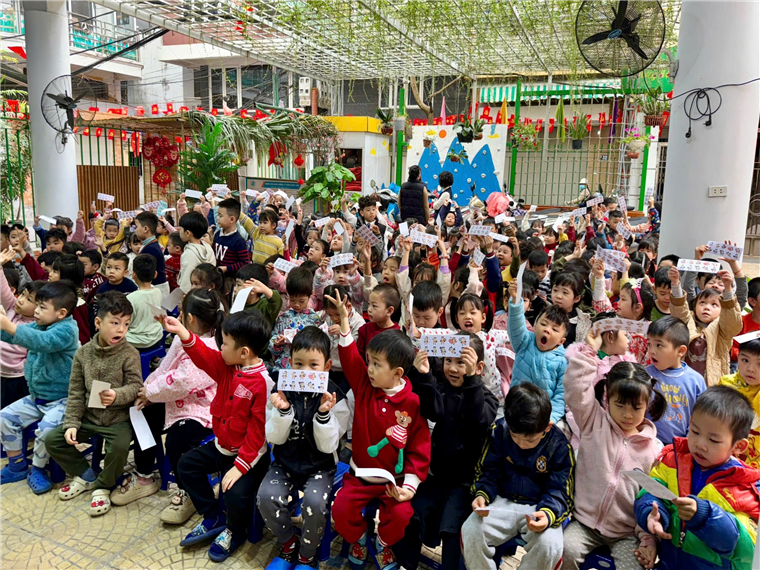 Ảnh có chứa trang phục, người, cậu bé, giày dép

Mô tả được tạo tự động