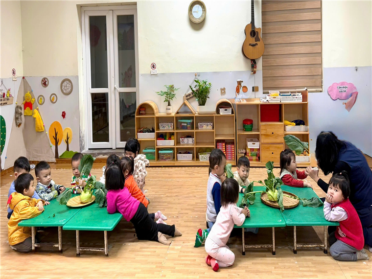 Ảnh có chứa trong nhà, đồ đạc, trang phục, bàn

Mô tả được tạo tự động