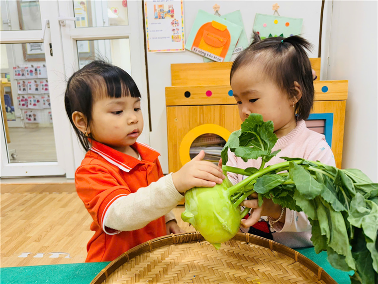 Ảnh có chứa trẻ tập đi, Mặt người, người, rau củ

Mô tả được tạo tự động