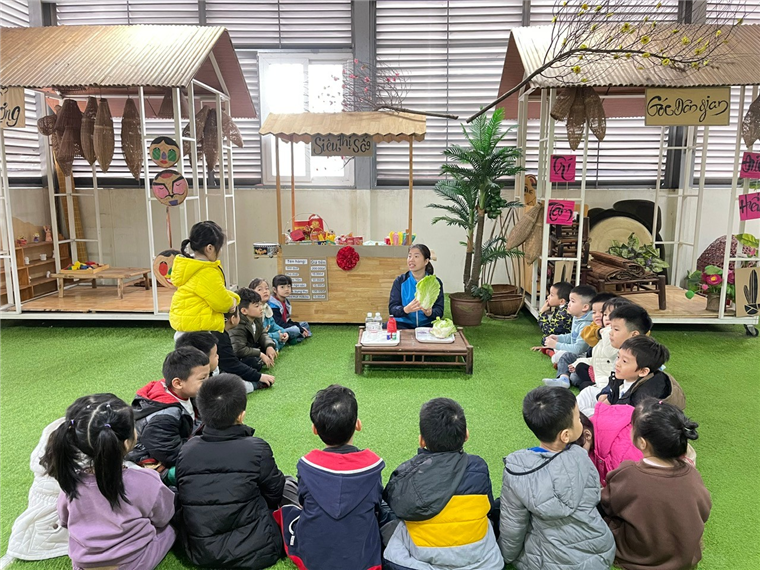 Ảnh có chứa trang phục, người, tòa nhà, cỏ

Mô tả được tạo tự động