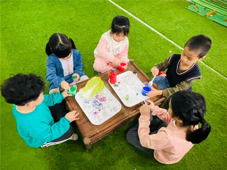 Ảnh có chứa cỏ, người, trang phục, cậu bé

Mô tả được tạo tự động