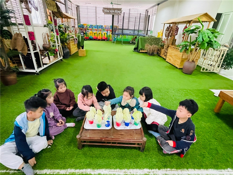 Ảnh có chứa cỏ, trang phục, người, sân chơi

Mô tả được tạo tự động