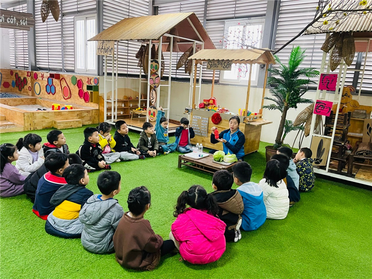 Ảnh có chứa cỏ, tòa nhà, sân chơi, thực vật

Mô tả được tạo tự động