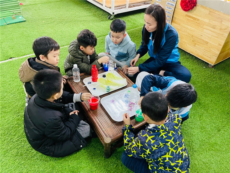 Ảnh có chứa trang phục, cỏ, người, cậu bé

Mô tả được tạo tự động