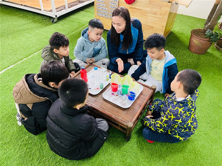 Ảnh có chứa trang phục, người, cỏ, cậu bé

Mô tả được tạo tự động