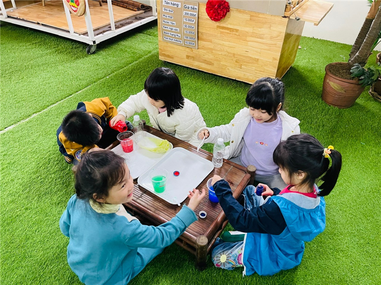 Ảnh có chứa cỏ, trang phục, người, trẻ tập đi

Mô tả được tạo tự động