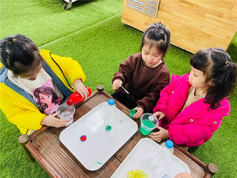 Ảnh có chứa trang phục, cỏ, người, Mặt người

Mô tả được tạo tự động