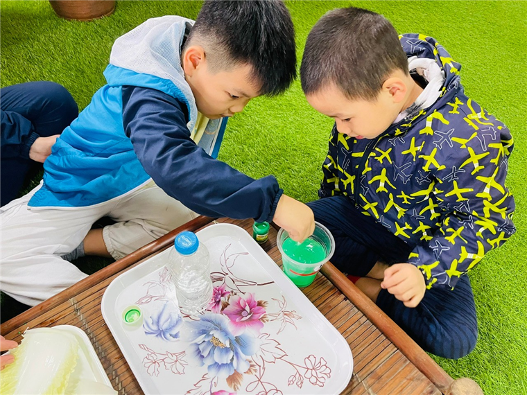 Ảnh có chứa trang phục, người, Tác phẩm nghệ thuật của trẻ con, cậu bé

Mô tả được tạo tự động