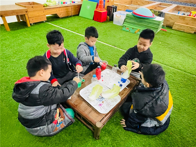 Ảnh có chứa cỏ, trang phục, người, đồ đạc

Mô tả được tạo tự động